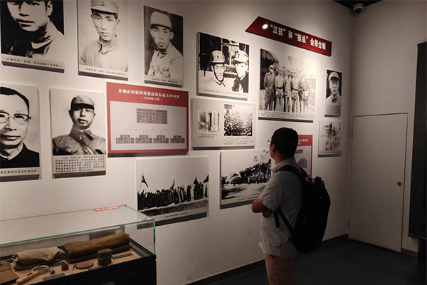 黨員同志們駐足認真學習 /cxyq/20240924101110-Ft3ne1-H21fFZwqyL-2Lg8Gc2pLA.jpg